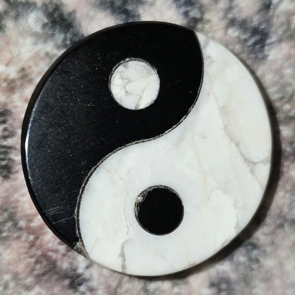 Magnesite/Black Agate Yin Yang - Picture 1 of 2